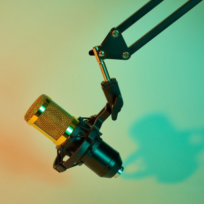 Product shot of a condenser microphone on a robotic arm. By Nick van der Touw.