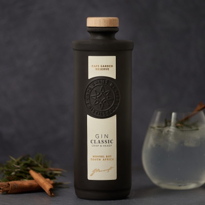 Product shot of a Gin Classic bottle with a cocktail. By Nick van der Touw.