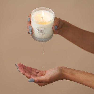 Say candle being poured by hand. By Nick van der Touw.