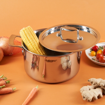 Product shot of a Balzano copper pot with corn. By Nick van der Touw.