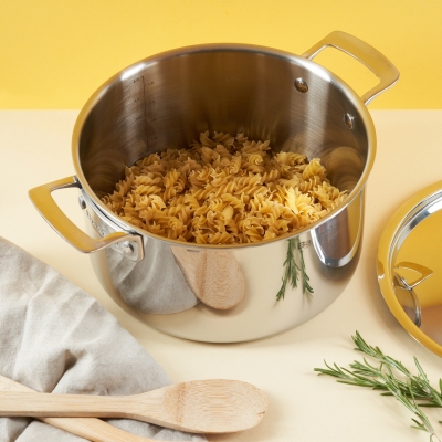 Product shot of a pot of cooked rice. By Nick van der Touw.