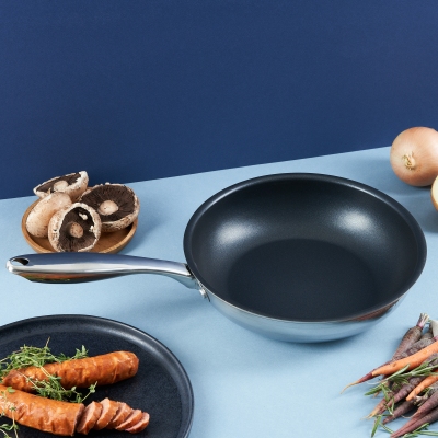 Product shot of a Balzano frying pan with mushrooms on blue. By Nick van der Touw.