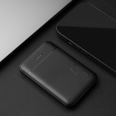Product shot of a black power bank. By Nick van der Touw.