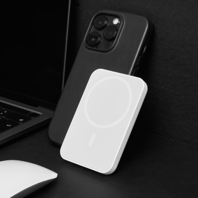 Product shot of a white MagSafe power bank on a laptop. By Nick van der Touw.