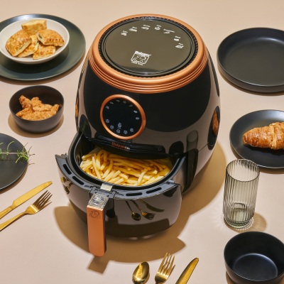Product shot of a Balzano air fryer with fries. By Nick van der Touw.