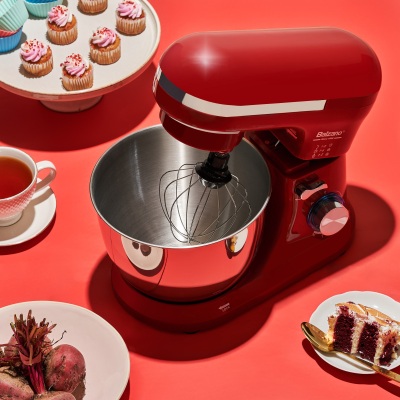 Product shot of a Balzano stand mixer with a whisk. By Nick van der Touw.