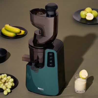 Product shot of a teal Balzano blender with bananas. By Nick van der Touw.