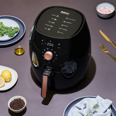 Product shot of a Balzano air fryer with food. By Nick van der Touw.