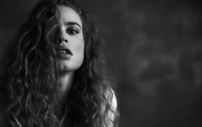Portrait of Anneke in natural light. Cape Town portrait photography by Nick van der Touw.